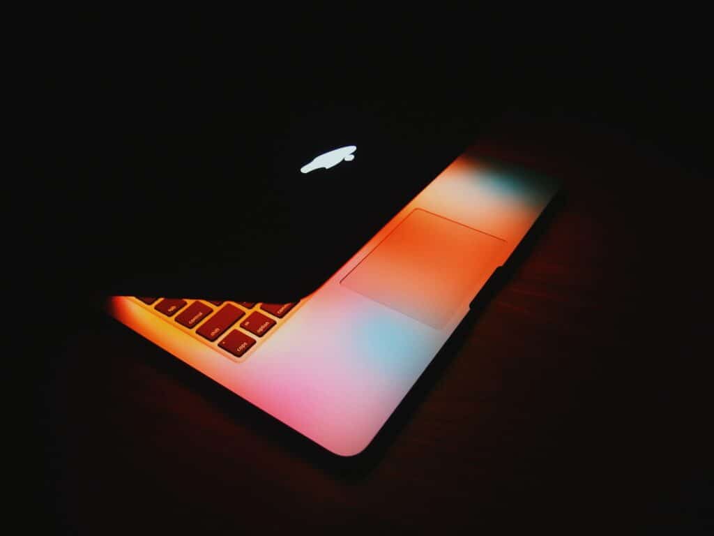 4 reasons why apple removed their glowing logo